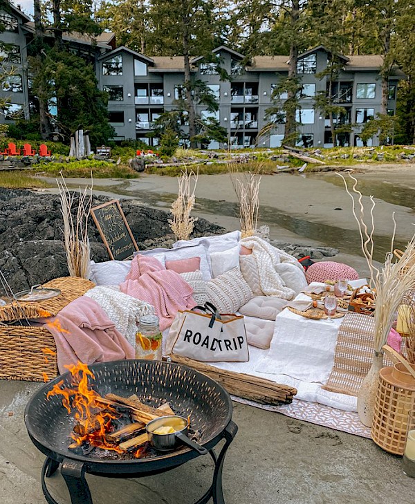 Lux.Fino picnic outside Inn