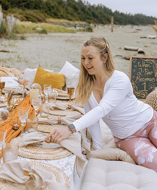 Morgan of Lux.Fino setting picnic on beach
